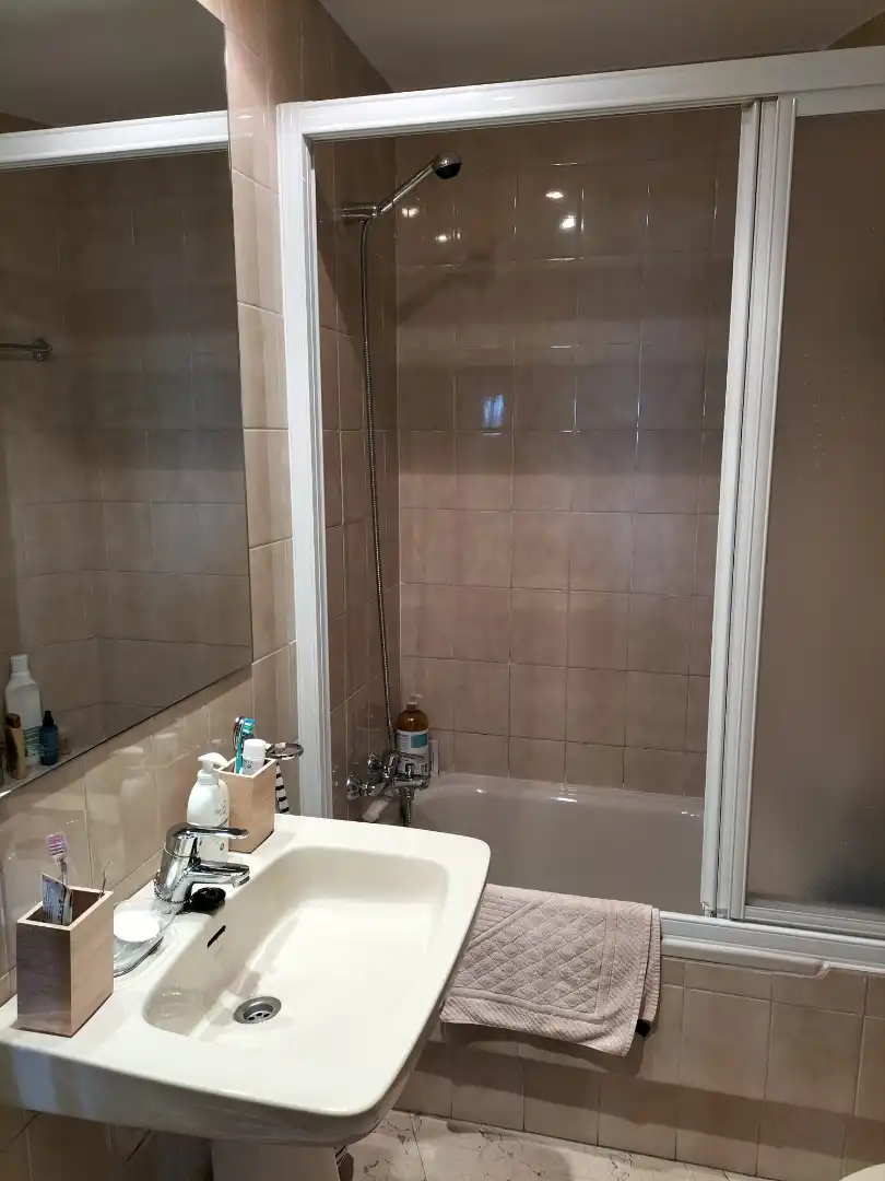 Bathroom of Flat for share in Madrid  with Air Conditioner, Heating and Furnished