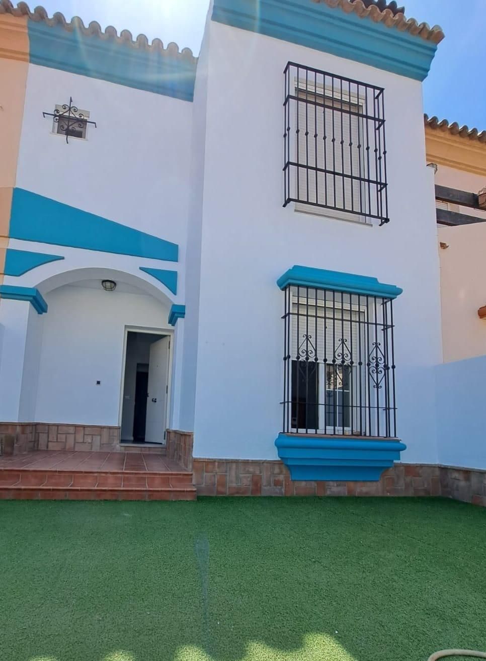 Vista exterior de Casa adosada en venda en La Línea de la Concepción amb Terrassa, Traster i Balcó