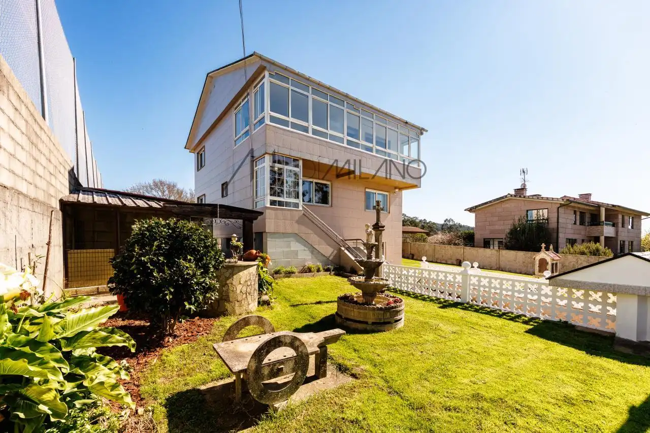 Vista exterior de Casa o xalet en venda en Vigo  amb Calefacció, Jardí privat i Parquet
