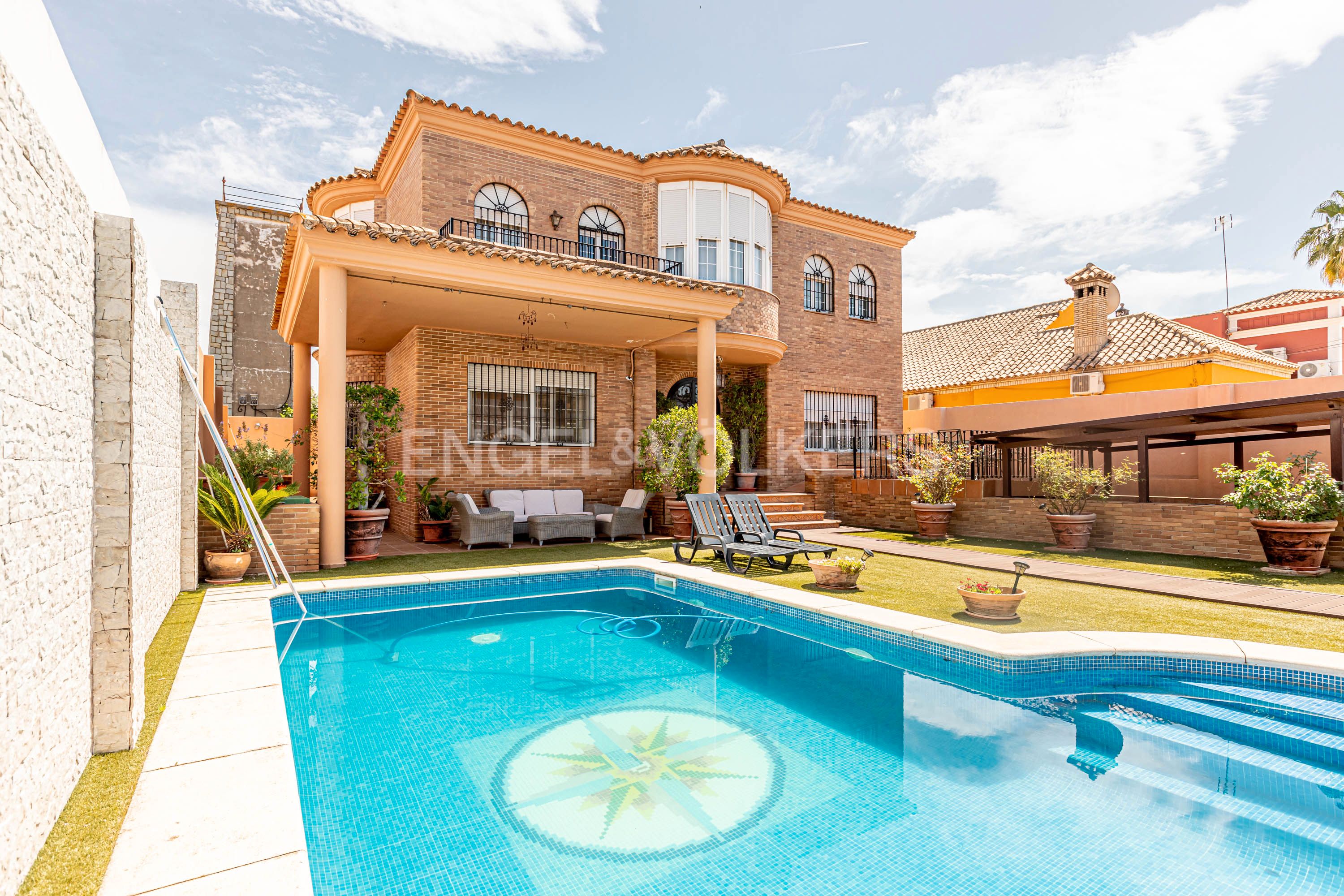 Vista exterior de Casa o xalet en venda en Utrera amb Aire condicionat, Calefacció i Jardí privat