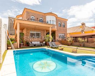 Vista exterior de Casa o xalet en venda en Utrera amb Aire condicionat, Calefacció i Jardí privat