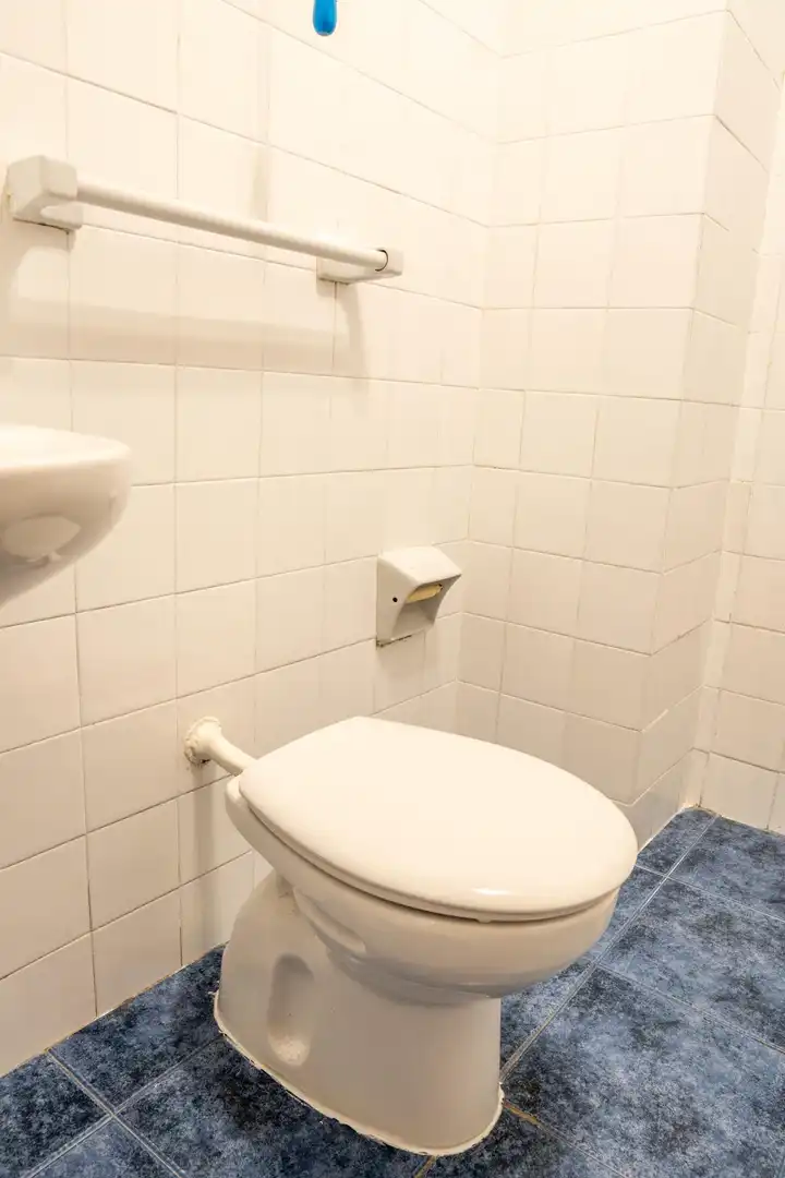 Baño de Ático en venta en Avilés con Calefacción y Balcón