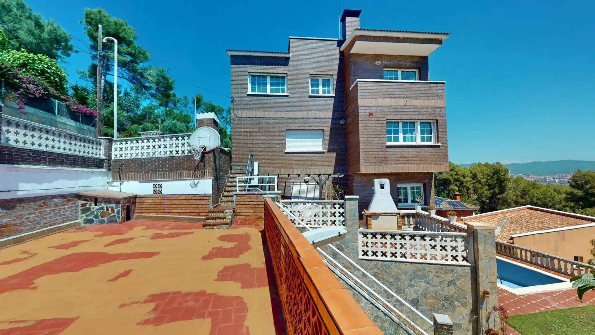 Vista exterior de Casa o xalet en venda en Sant Boi de Llobregat amb Aire condicionat, Calefacció i Jardí privat