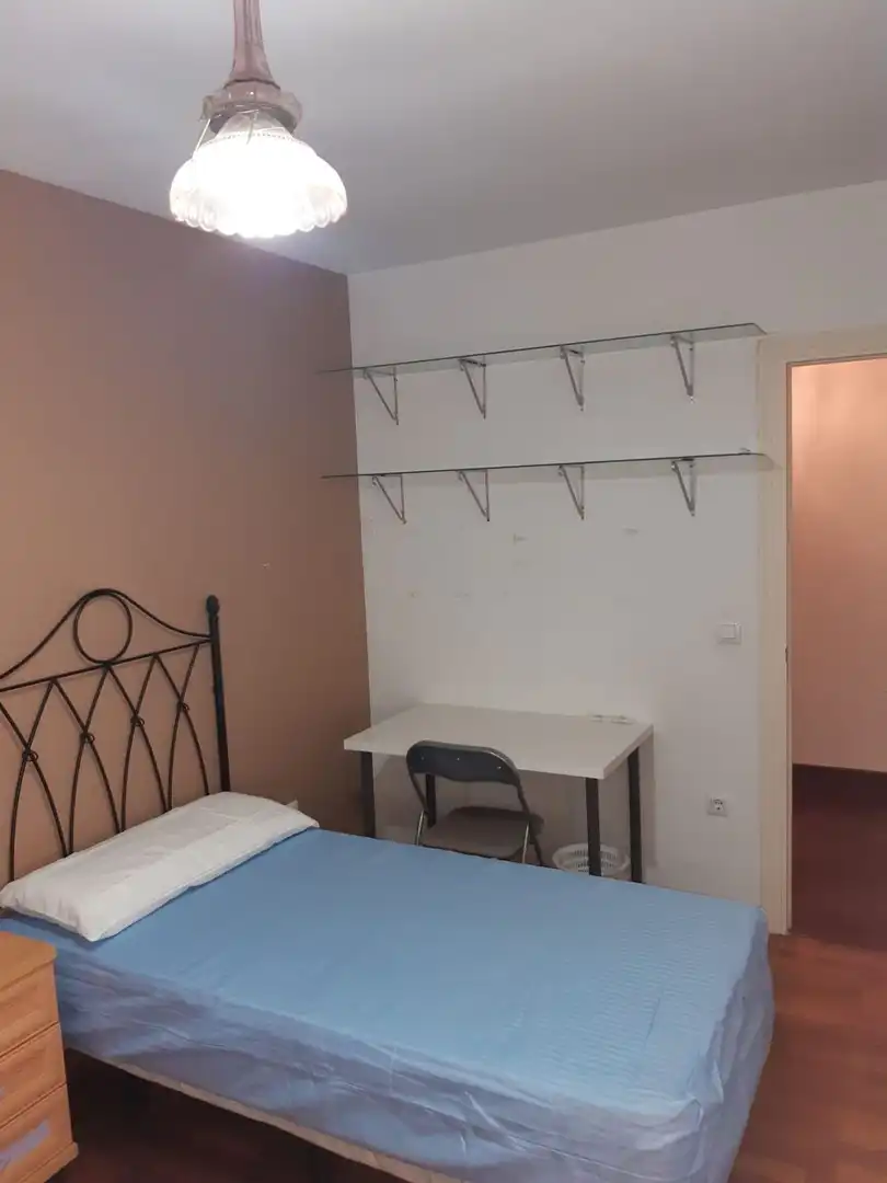 Habitación de Piso de alquiler en Sevilla con Aire acondicionado, Amueblado y Horno