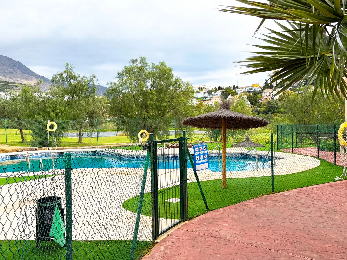 Schwimmbecken von Wohnung zum Verkauf in Estepona mit Klimaanlage, Terrasse und Abstellraum