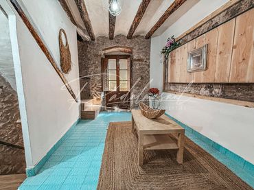Casa rústica amb balcó en venda a Carrer Carrer Nou 10