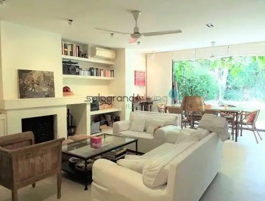 Sala de estar de Casa adosada de alquiler en Sotogrande con Aire acondicionado, Jardín privado y Terraza