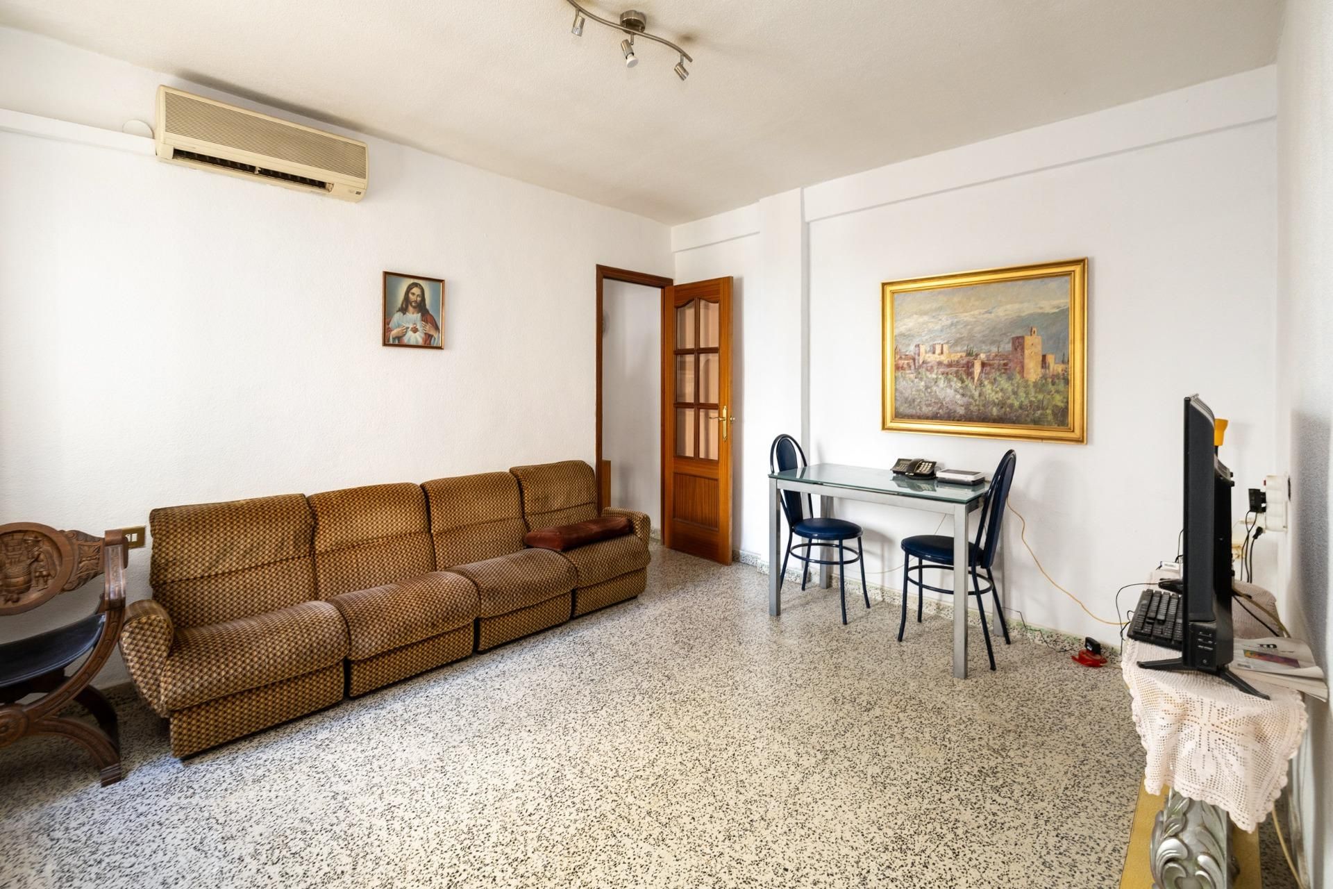 Living room of Flat for sale in  Granada Capital  with Air Conditioner and Balcony