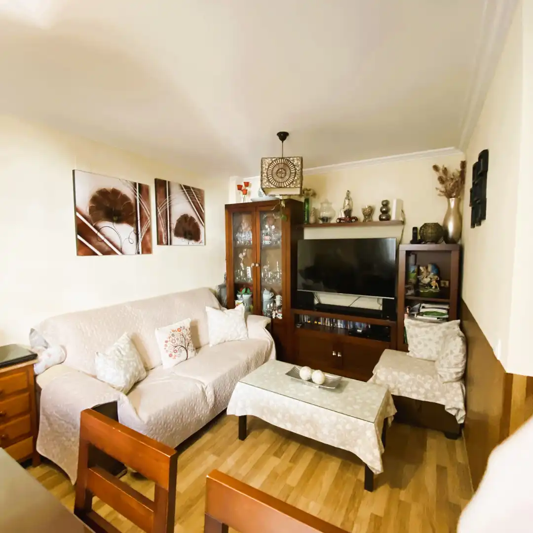 Sala de estar de Casa adosada en venta en Dos Hermanas con Aire acondicionado, Parquet y Trastero