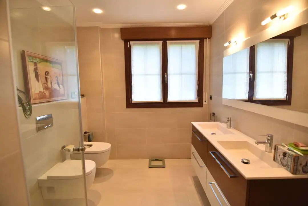 Bany de Casa o xalet en venda en Ermua amb Calefacció, Jardí privat i Terrassa