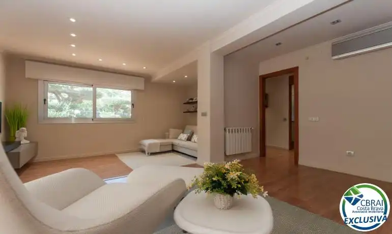 Sala de estar de Casa o chalet en venta en Roses con Aire acondicionado, Calefacción y Jardín privado