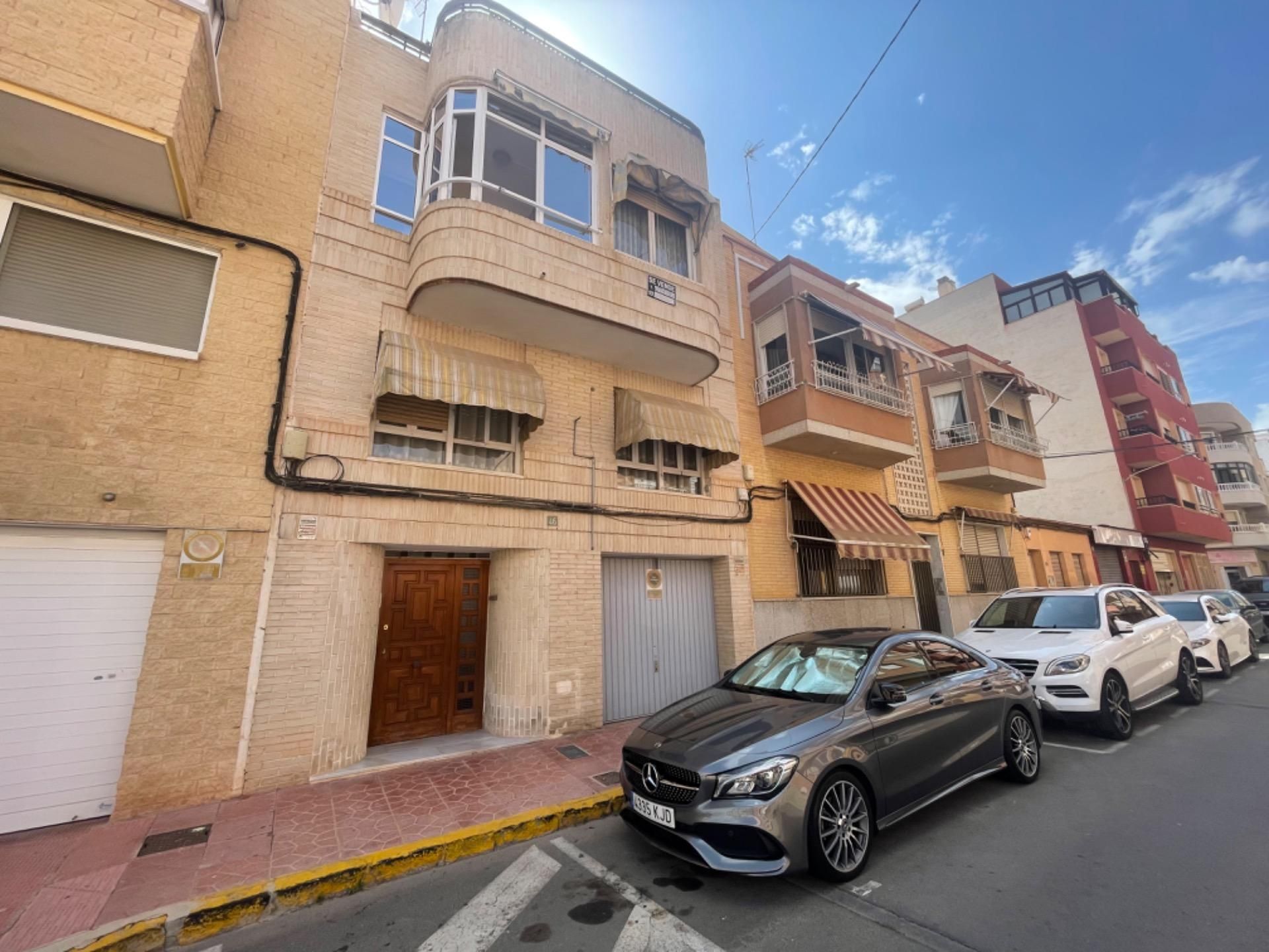 Exterior view of Single-family semi-detached for sale in Guardamar del Segura  with Air Conditioner, Private garden and Furnished