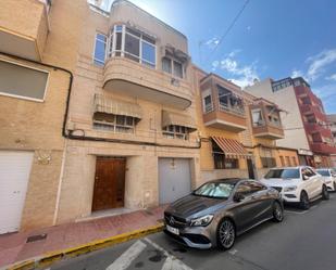 Vista exterior de Casa adosada en venda en Guardamar del Segura amb Aire condicionat, Jardí privat i Balcó