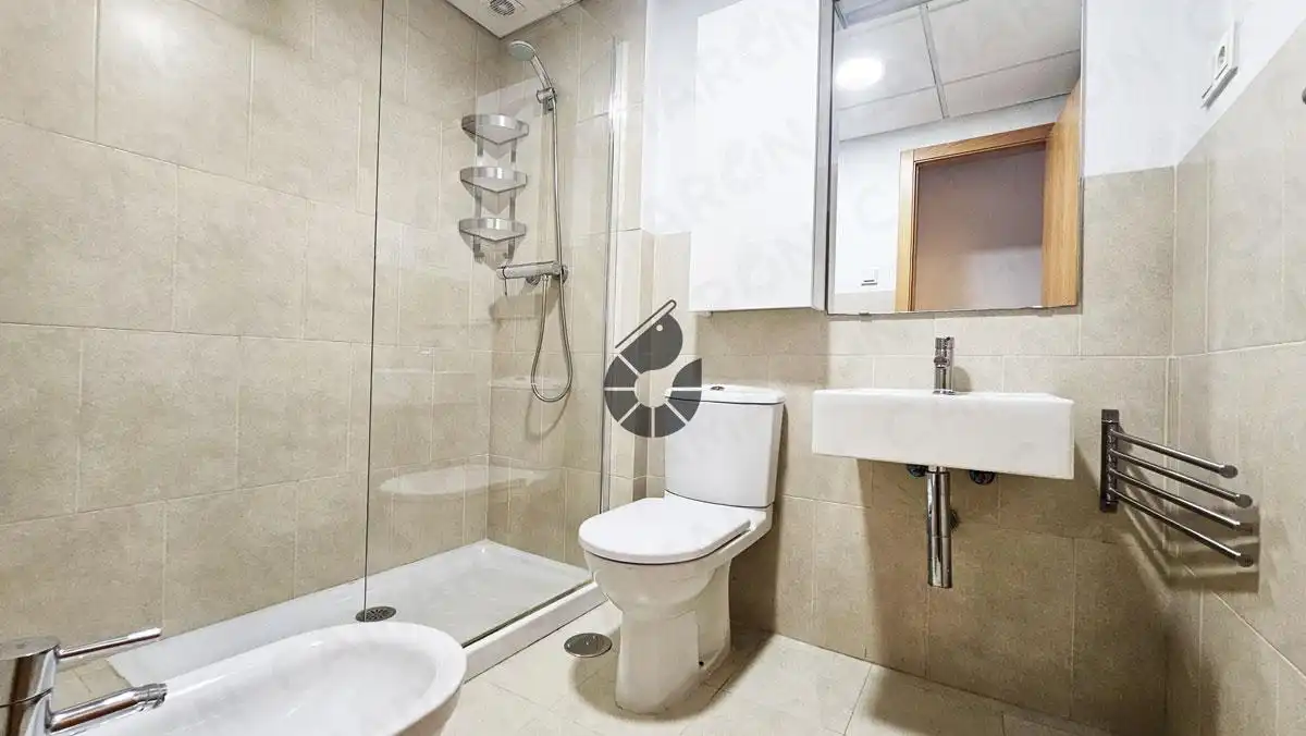 Baño de Piso en venta en Mairena del Aljarafe con Aire acondicionado, Trastero y Piscina comunitaria
