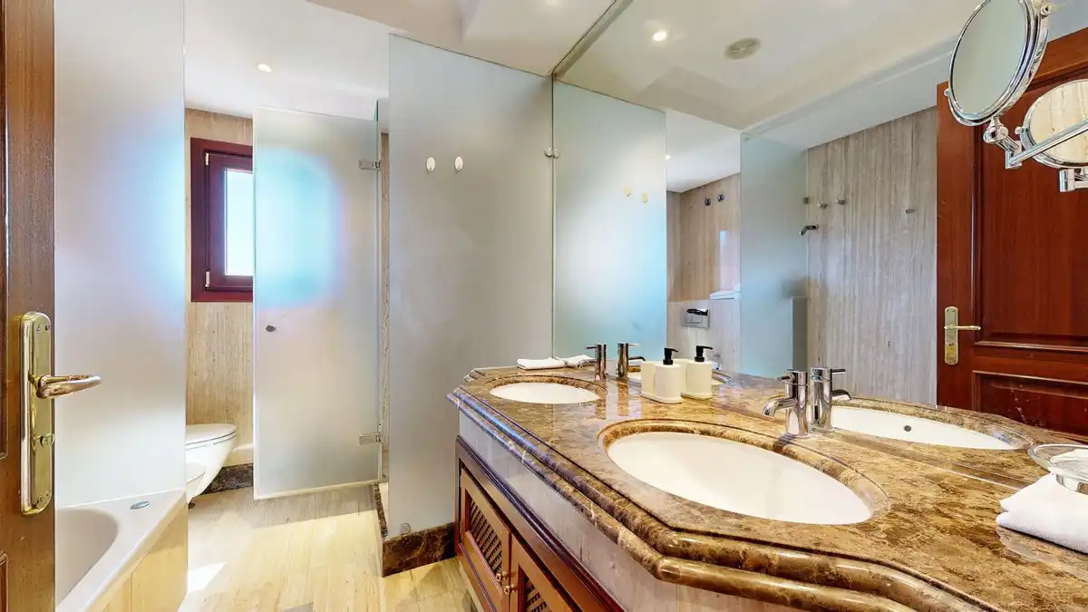 Bathroom of Flat for sale in Estepona  with Air Conditioner, Heating and Terrace