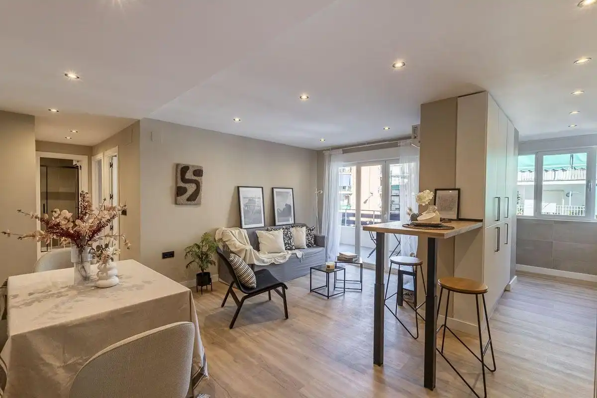 Piso con terraza en venta en Calle Almuñécar, imagen 3
