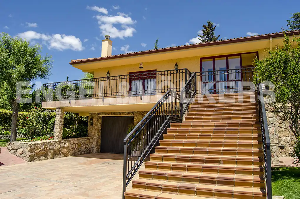 Exterior view of Houses for sale in El Escorial  with Heating, Private garden and Terrace