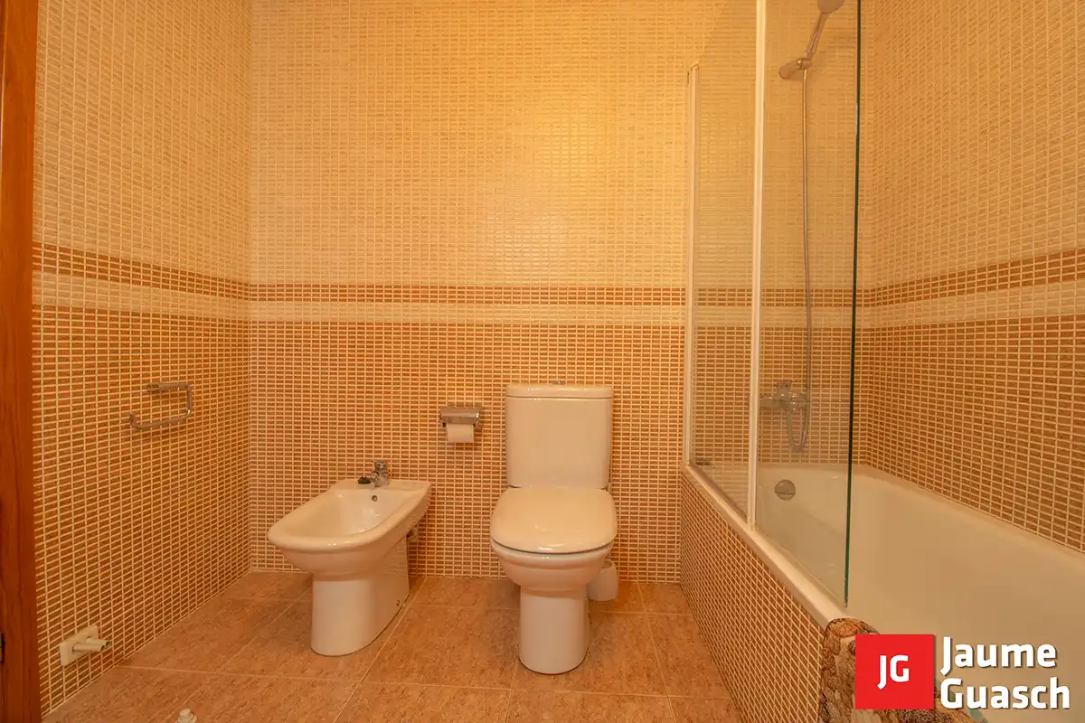 Baño de Casa adosada en venta en Creixell con Aire acondicionado, Calefacción y Jardín privado