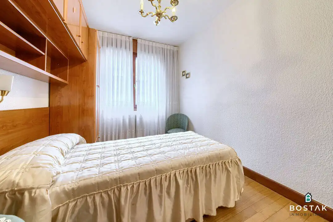 Bedroom of Flat for sale in Bilbao   with Heating, Furnished and Balcony