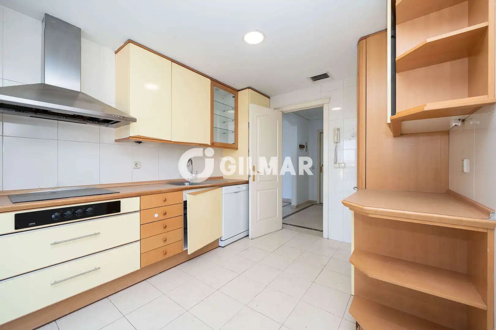 Kitchen of Flat for sale in Madrid  with Heating, Private garden and Storage room