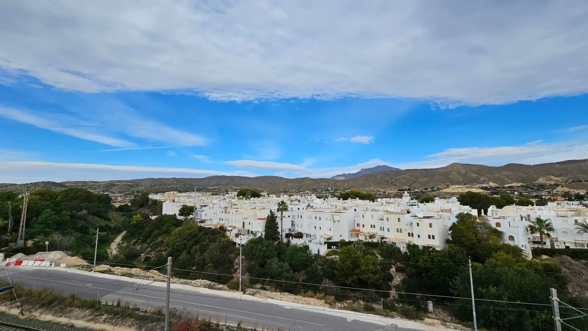Vista exterior de Casa adosada en venta en El Campello con Aire acondicionado, Calefacción y Jardín privado