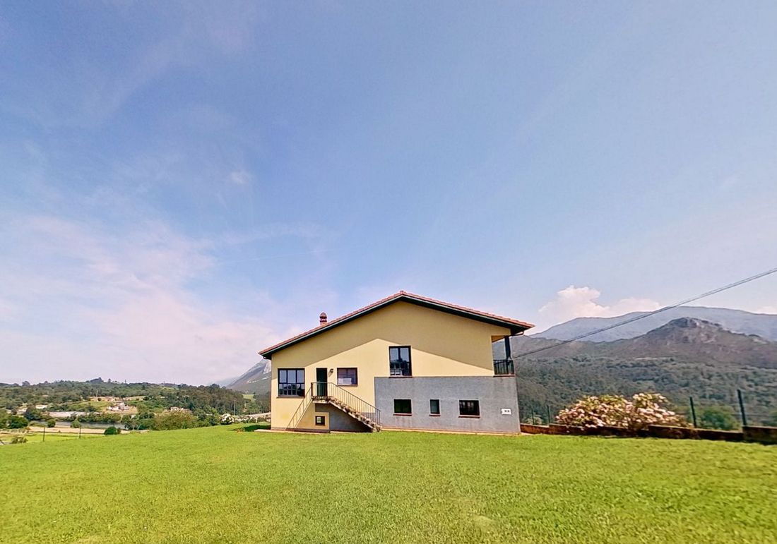 Vista exterior de Casa o xalet en venda en Ribadesella amb Calefacció, Jardí privat i Traster