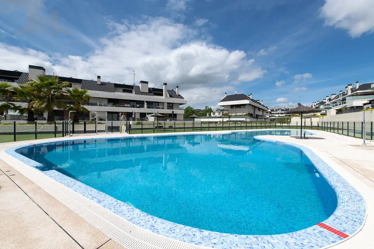 Piscina de Dúplex en venda en Boadilla del Monte amb Aire condicionat, Jardí privat i Traster