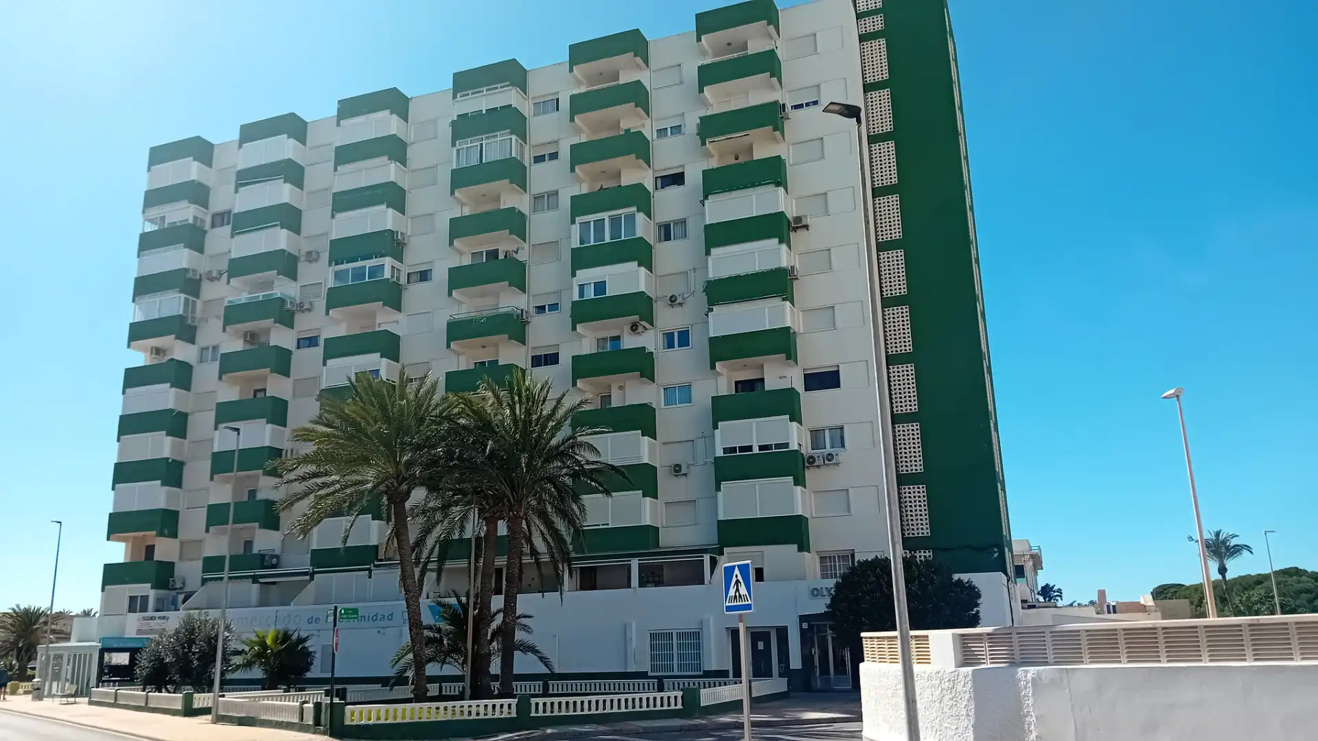 Vista exterior de Apartamento en venta en Roquetas de Mar con Terraza, Amueblado y Horno