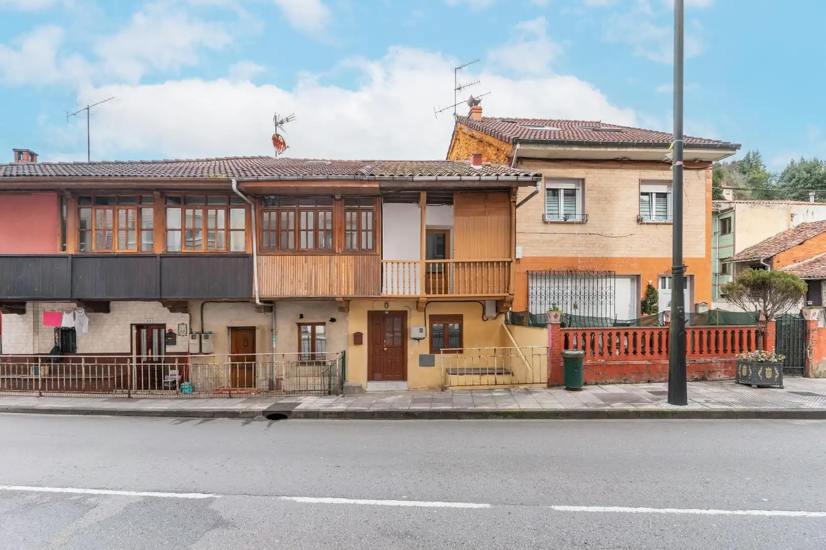Vista exterior de Casa o xalet en venda en Oviedo  amb Calefacció