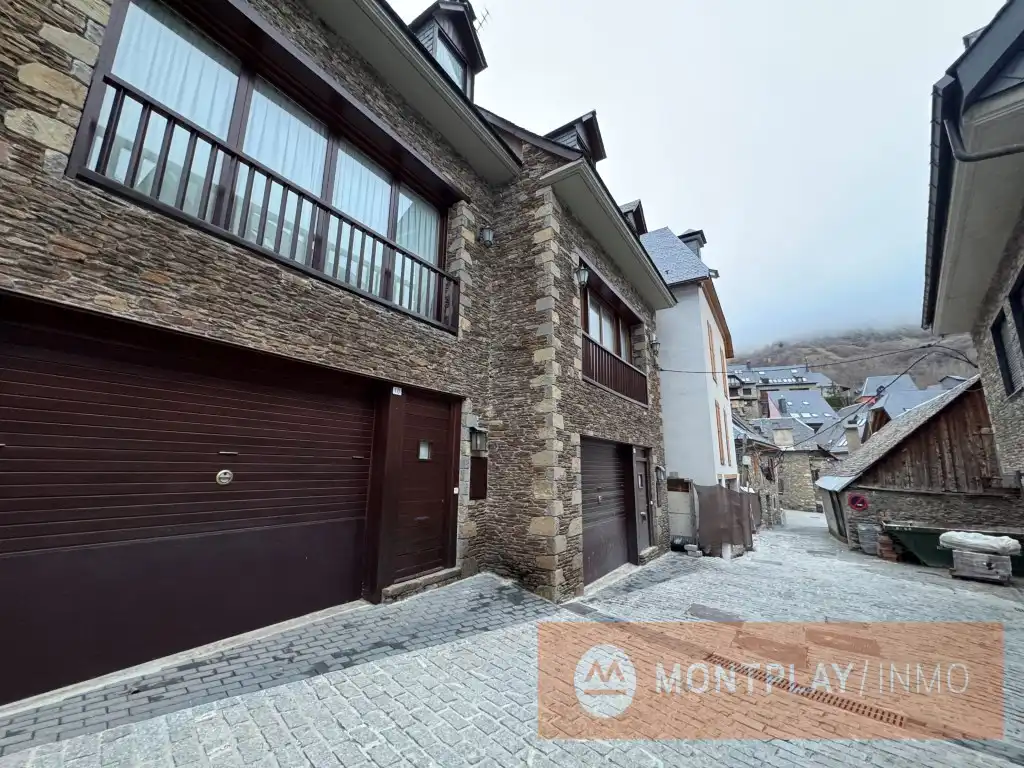 Exterior view of Detached homes for sale in Naut Aran