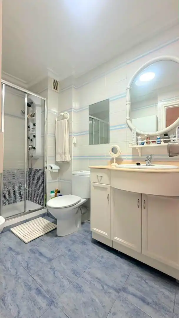 Baño de Ático en venta en Torrevieja con Aire acondicionado, Terraza y Amueblado