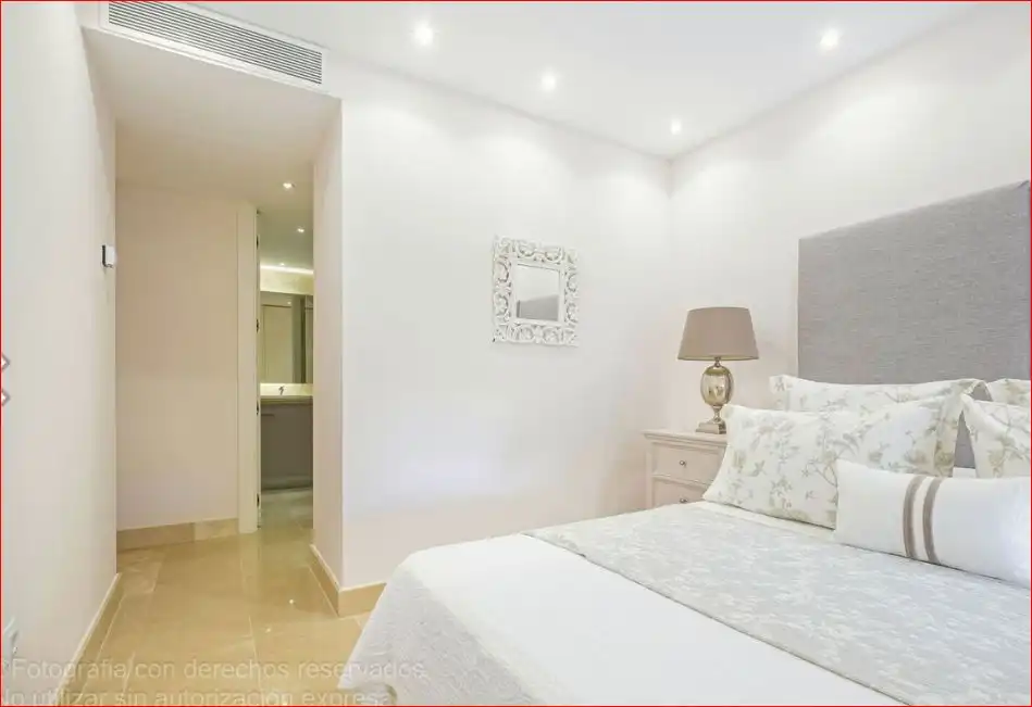 Schlafzimmer von Wohnung zum Verkauf in Manilva mit Klimaanlage, Heizung und Privatgarten