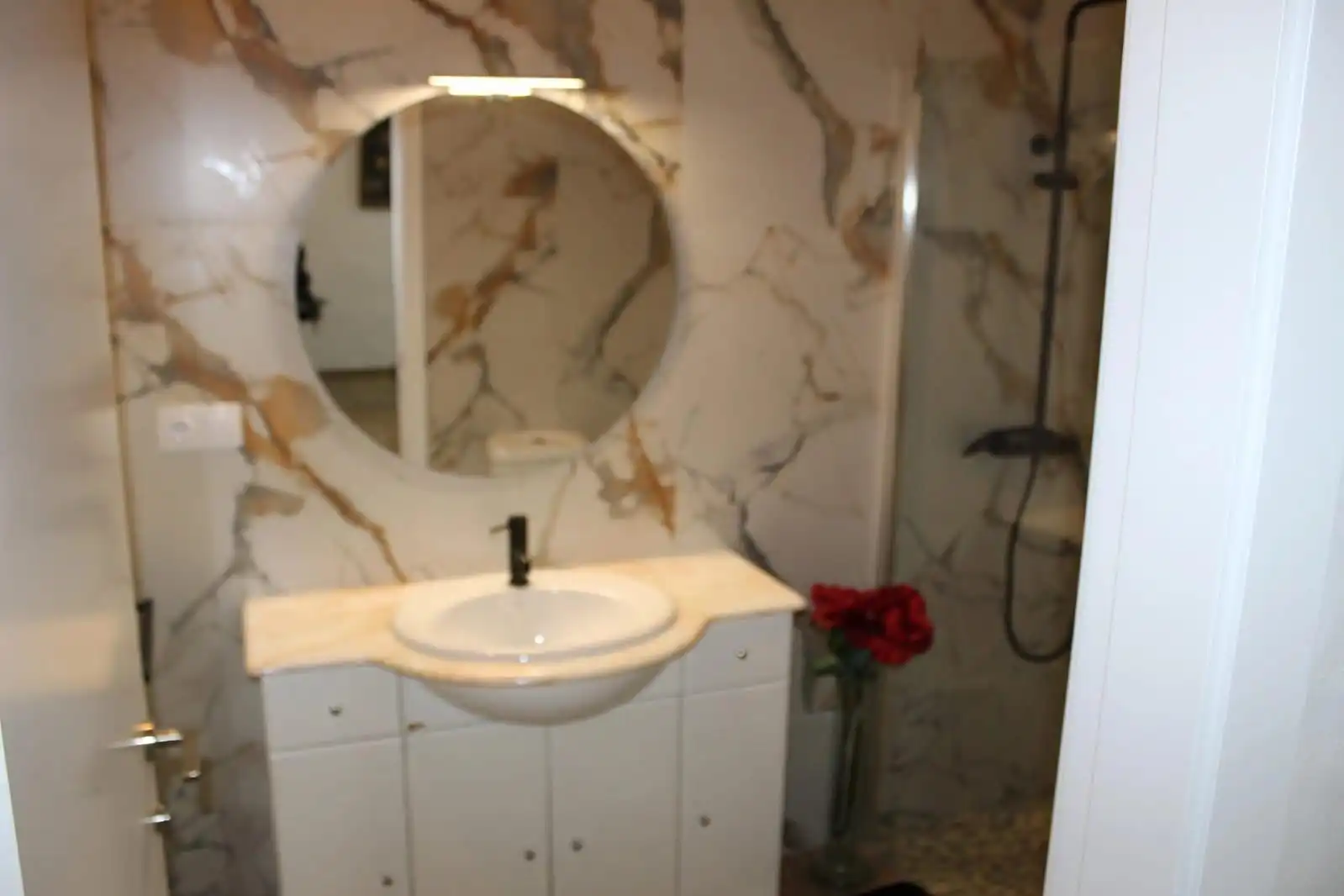 Badezimmer von Einfamilien-Reihenhaus zum Verkauf in Fuentes de Andalucía mit Klimaanlage und Terrasse