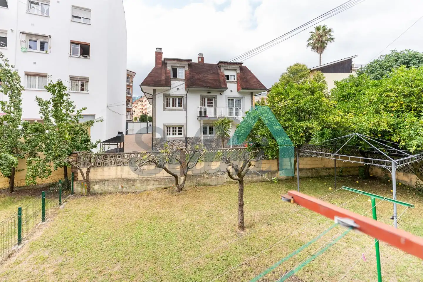 Vista exterior de Casa adosada de lloguer en Oviedo  amb Calefacció, Jardí privat i Parquet