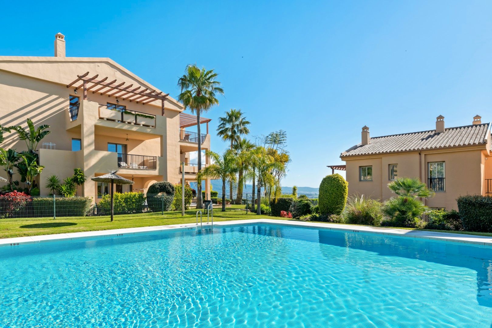 Vista exterior de Apartament en venda en Benahavís amb Aire condicionat, Calefacció i Jardí privat