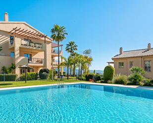 Vista exterior de Apartament en venda en Benahavís amb Aire condicionat, Calefacció i Jardí privat