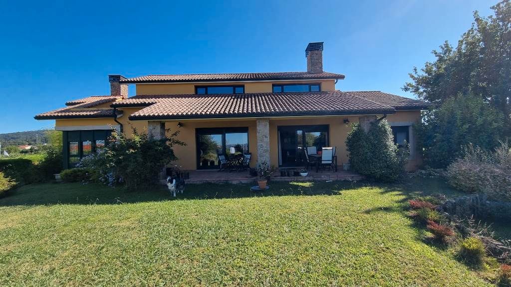 Vista exterior de Casa o xalet en venda en Miño amb Calefacció, Jardí privat i Terrassa