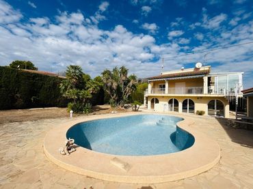 Casa amb piscina en venda a Montebello - Nou Espai
