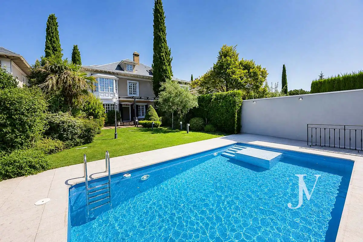 Piscina de Casa adosada en venta en Madrid con Aire acondicionado, Calefacción y Jardín privado