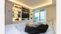 Sala d'estar de Apartament en venda en Marbella amb Aire condicionat, Calefacció i Jardí privat