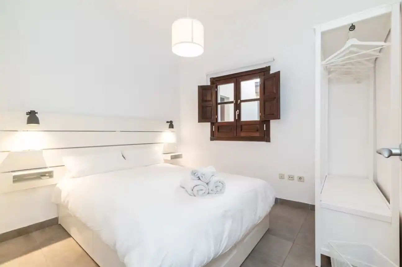 Dormitori de Apartament de lloguer en Granada amb Aire condicionat, Calefacció i Parquet