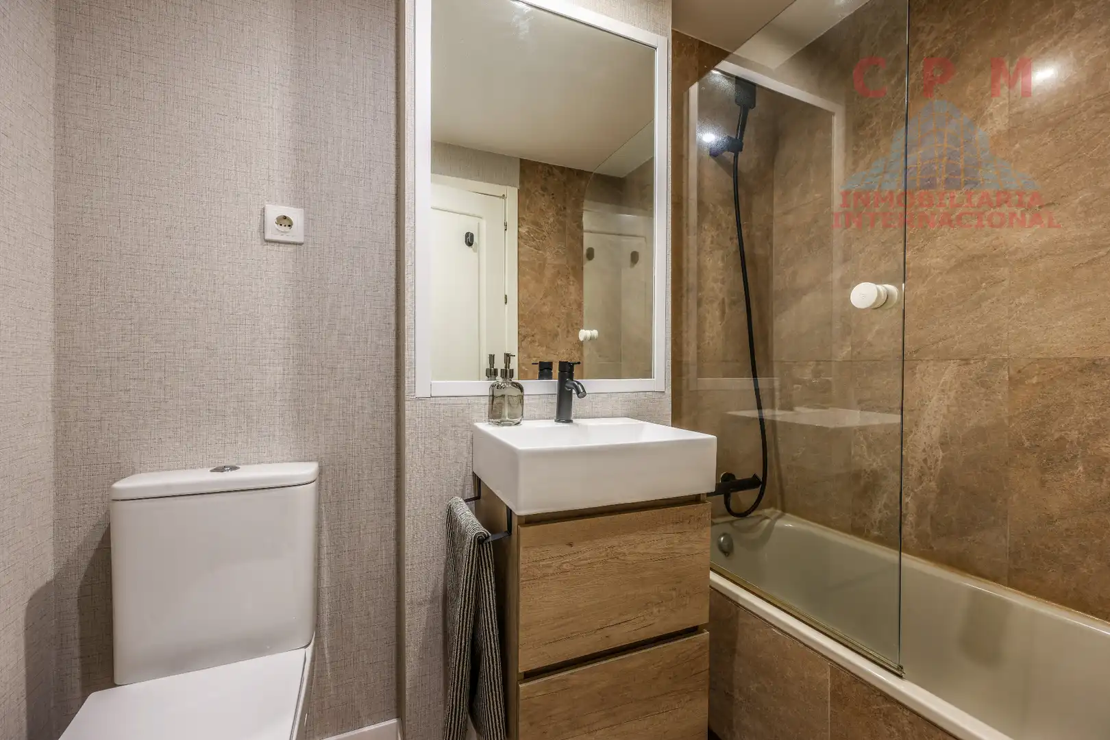 Bathroom of Flat for rent in Madrid  with Air Conditioner, Heating and Parquet flooring