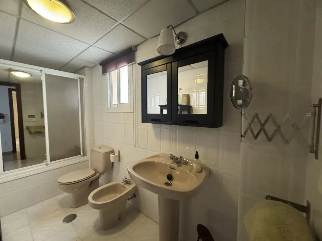 Badezimmer von Haus oder Chalet zum Verkauf in Algeciras mit Ofen und Waschmaschine