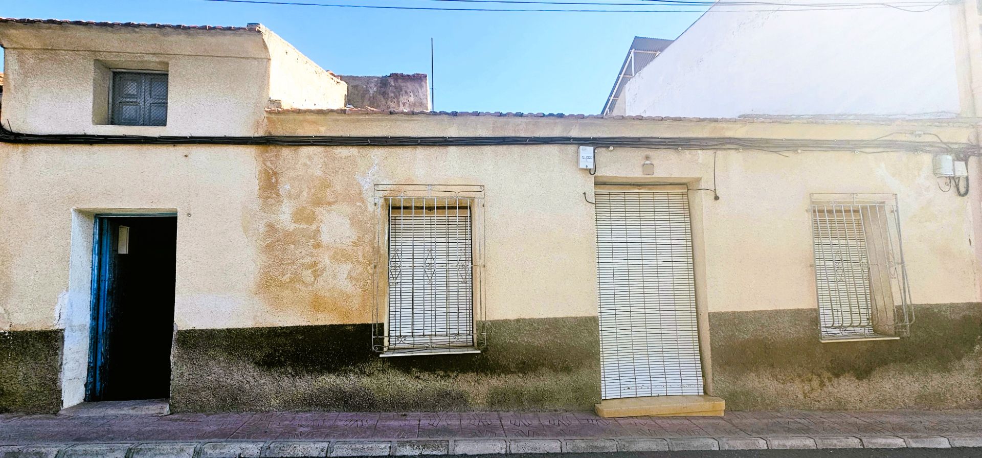 Außenansicht von Einfamilien-Reihenhaus zum Verkauf in Totana mit Terrasse und Abstellraum