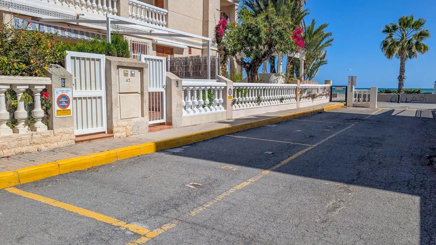 Aparcament de Pis en venda en Santa Pola amb Terrassa i Moblat