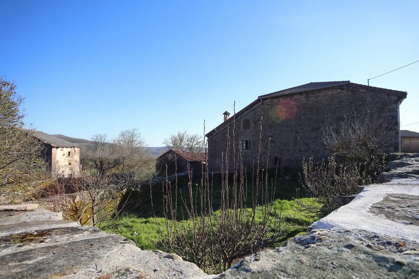 Außenansicht von Country house zum Verkauf in Valdeprado del Río mit Privatgarten