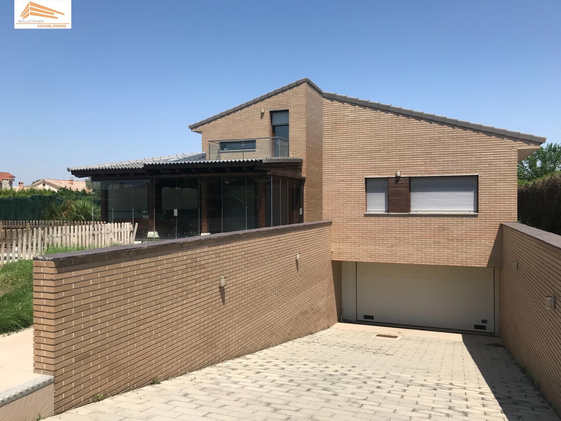 Vista exterior de Casa o xalet en venda en Laguna de Duero amb Calefacció, Jardí privat i Terrassa