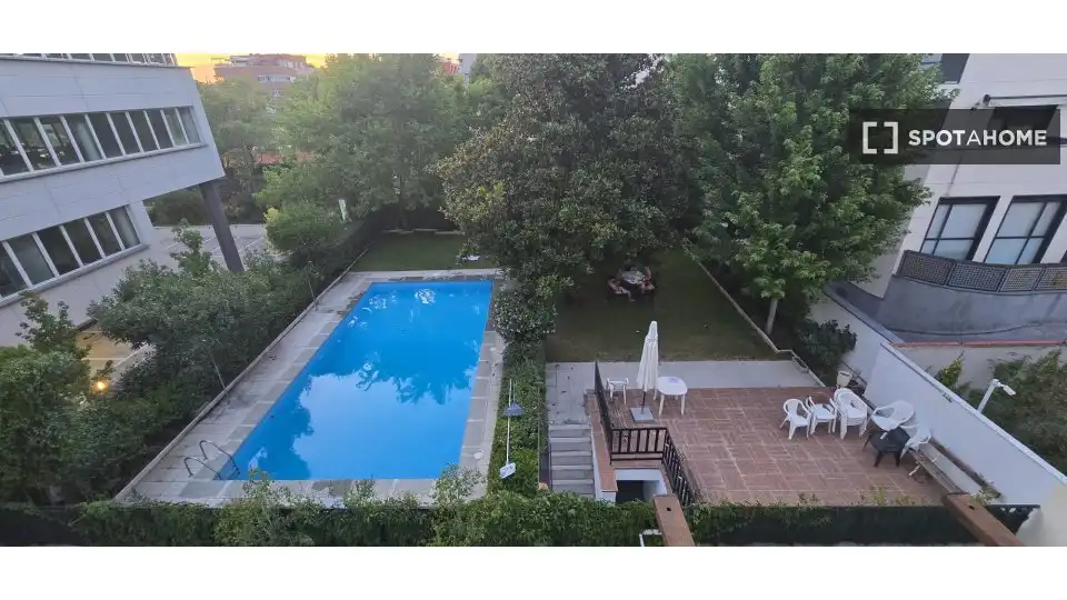 Piscina de Pis per a compartir en Madrid amb Aire condicionat, Calefacció i Moblat