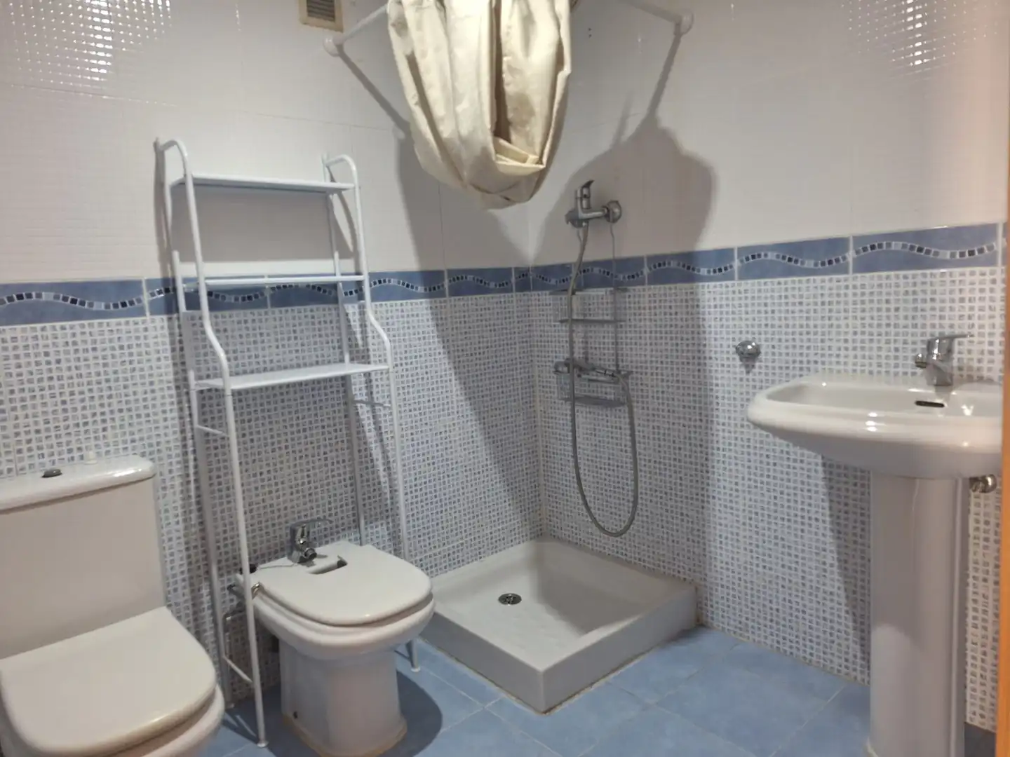 Badezimmer von Wohnung zur Miete in Valencia mit Ofen und Waschmaschine