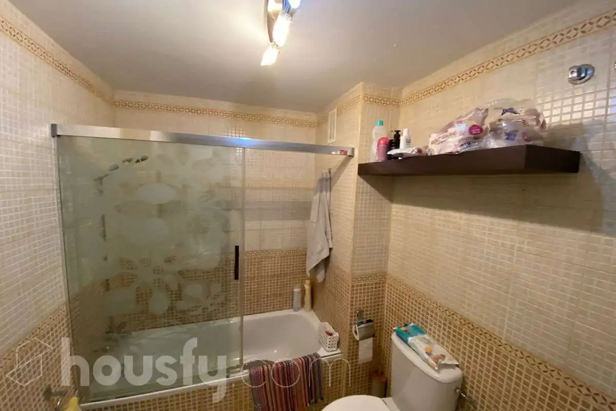 Badezimmer von Wohnung zur Miete in Sevilla mit Klimaanlage, Terrasse und Balkon